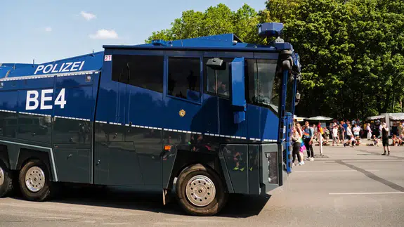 41 dereceyi gören Berlin’de polis, vatandaşları tazyikli suyla serinletti  