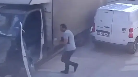 Ankara’da faciayı fırıncı önledi: Kontrolden çıkan kamyoneti içine atlayarak durdurdu
