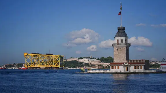Dev enerji platformu CASTRO XI İstanbul Boğazı’ndan geçti