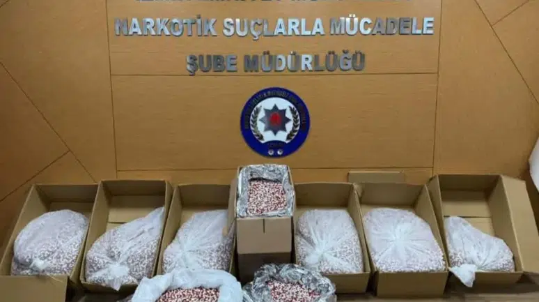 İzmir merkezli uyuşturucu operasyonunda 10 şüpheli tutuklandı
