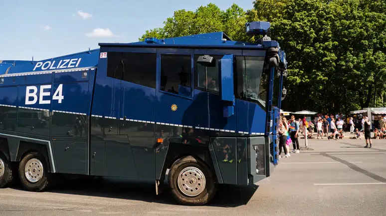 41 dereceyi gören Berlin’de polis, vatandaşları tazyikli suyla serinletti  