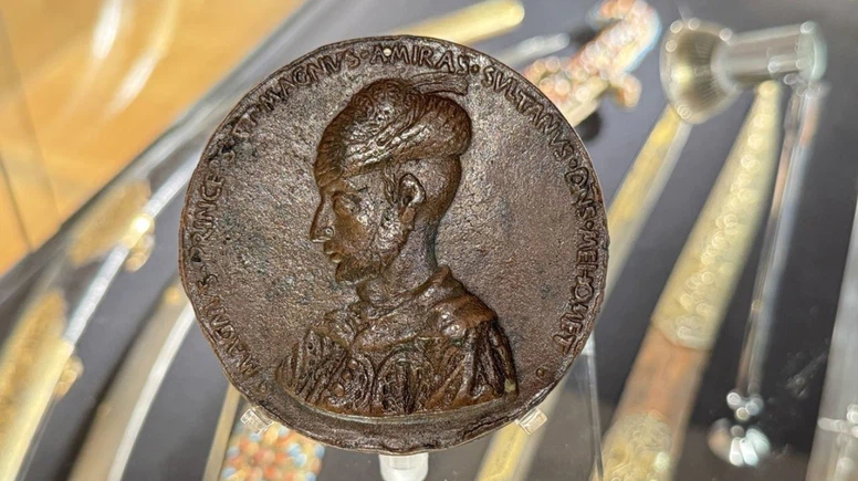 Fatih'in "tılsımlı madalyonu" 1,4 milyon sterline satıldı