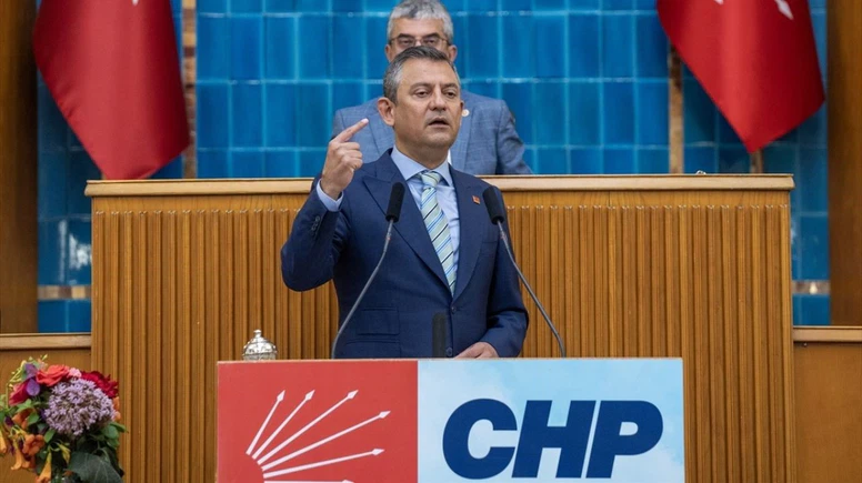 Özel o görüşmeyi yorumladı: "Siyaset hem müzakere hem mücadele işidir"