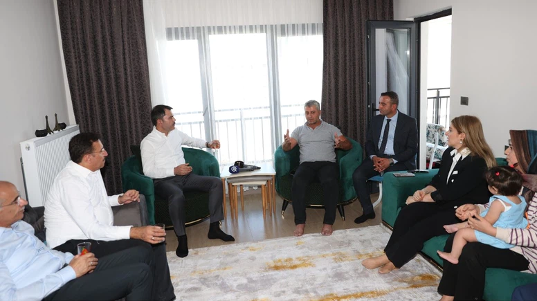 Bakan Kurum'dan depremzede aileye ziyaret