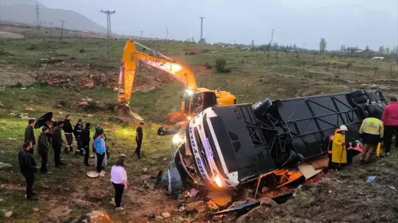 Malatya’da yolcu otobüsü şarampole devrildi: 4 ölü, 15 yaralı