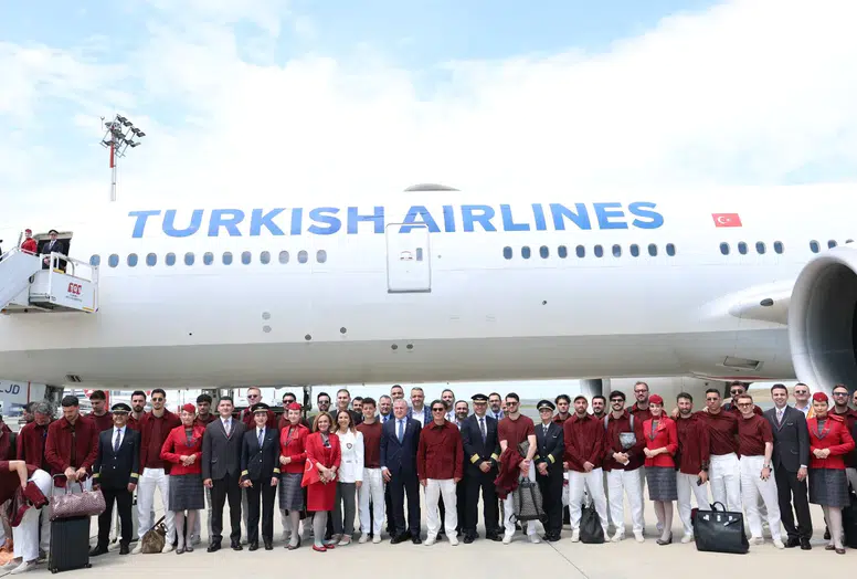 Bakan Bak, A Milli Takım’ı Dünya Kupası yolculuğuna uğurladı