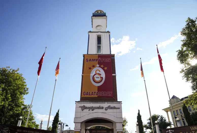Galatasaray’ın 26’ncı şampiyonluk bayrağı Şampiyonlar Anıtı’na çekildi