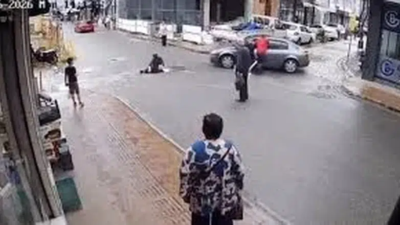 Direksiyon başında fenalaşan sürücü inşaata daldı: Yaya son anda kurtuldu