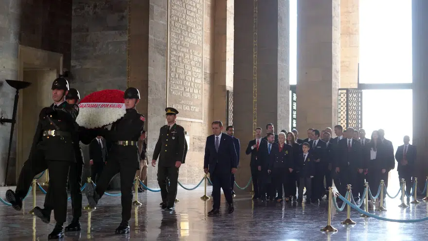 Galatasaray Kulübü Başkanı Dursun Aydın Özbek Anıtkabir’i ziyaret etti