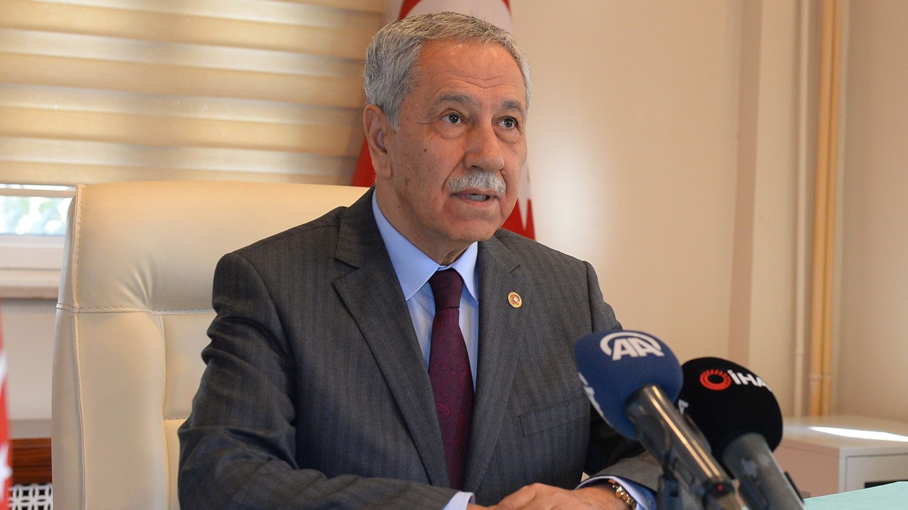 Bülent Arınç YİK üyeliğinden istifa etti