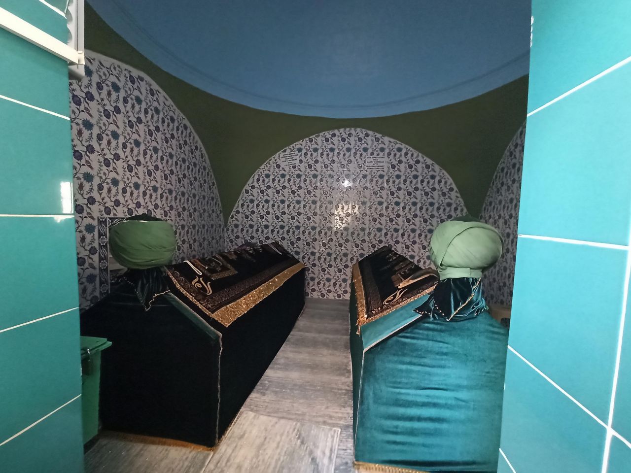 Sokağı ikiye bölen türbe görenleri şaşırtıyor 1