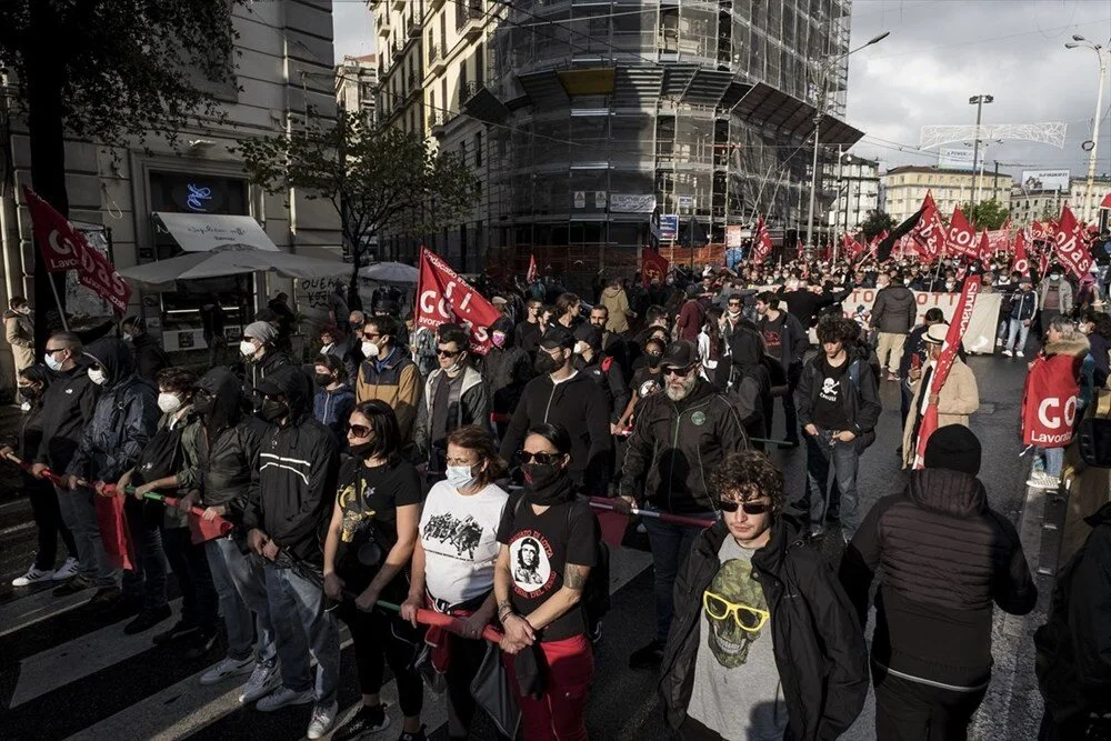 Napoli'de işsizlik ve işten çıkarmalara karşı gösteri düzenlendi 4