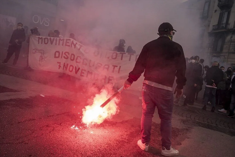 Napoli'de işsizlik ve işten çıkarmalara karşı gösteri düzenlendi 2
