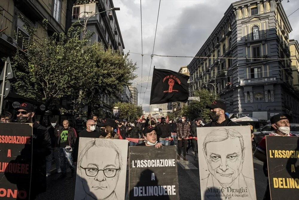 Napoli'de işsizlik ve işten çıkarmalara karşı gösteri düzenlendi 10