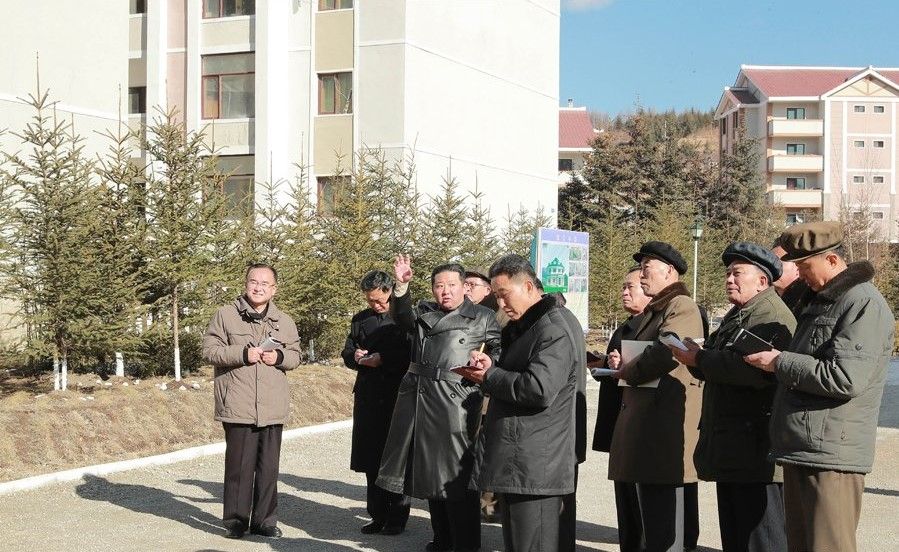 Kuzey Kore Lideri Kim, proje şehri Samjiyon'da 13