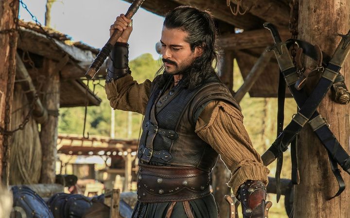 Burak Özçivit'in alenen hakeretten hapsi isteniyor 11