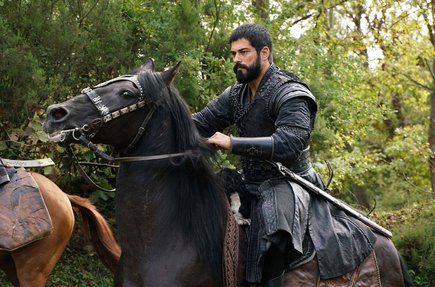 Burak Özçivit'in alenen hakeretten hapsi isteniyor 9