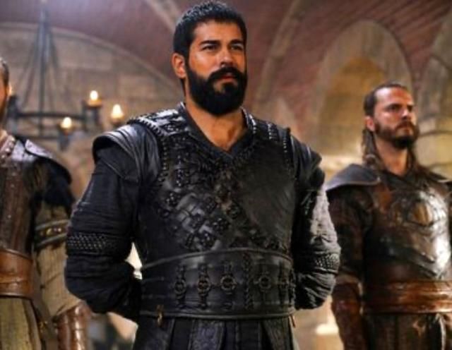 Burak Özçivit'in alenen hakeretten hapsi isteniyor 10