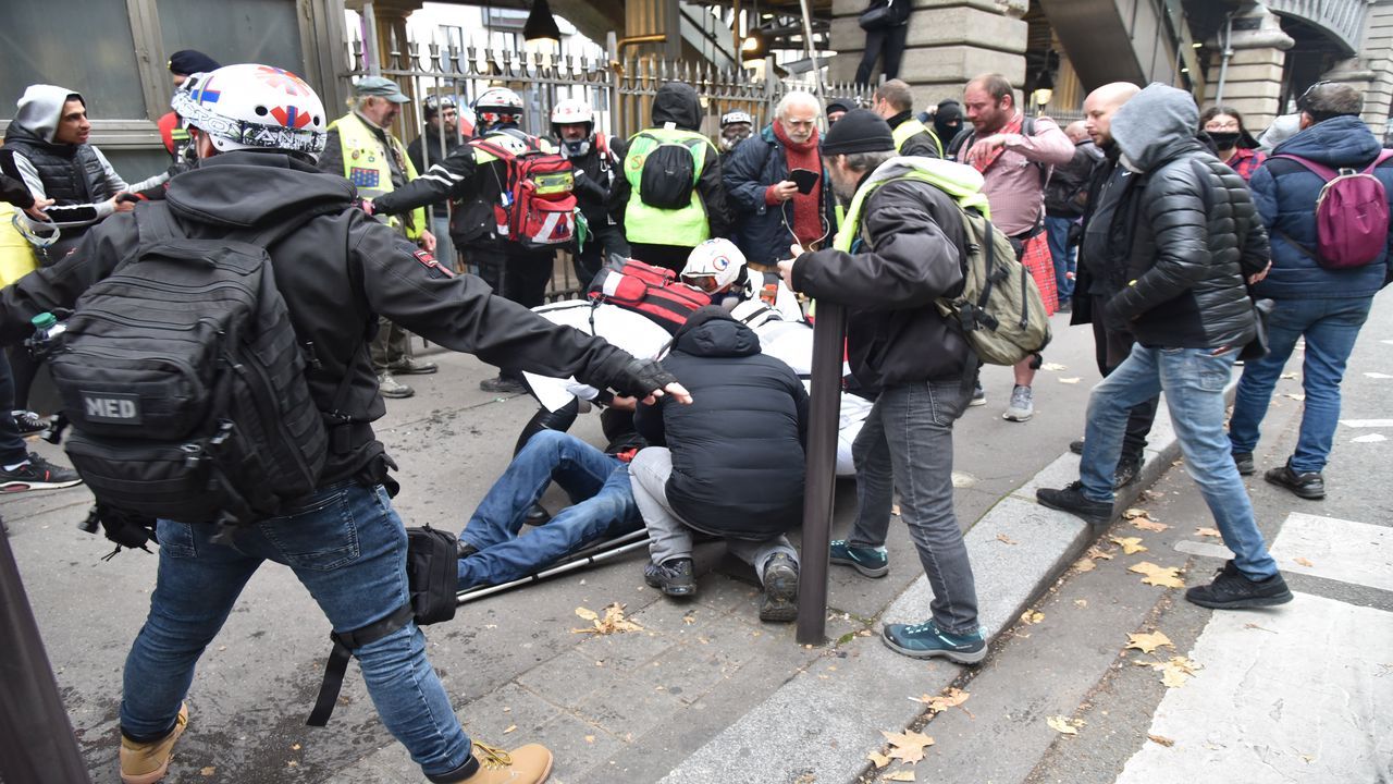Fransa'da sarı yeleklilerin gösterilerinin 3. yılında şiddet olayları yaşandı 10