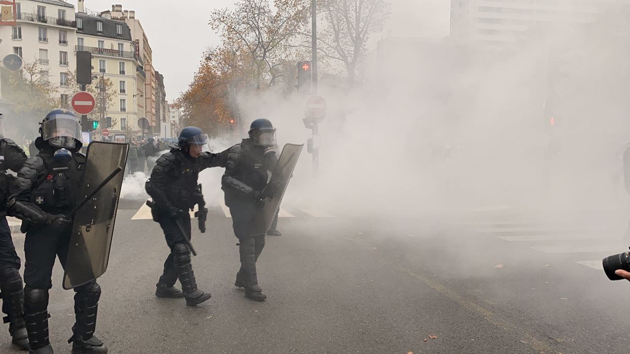 Fransa'da sarı yeleklilerin gösterilerinin 3. yılında şiddet olayları yaşandı 6