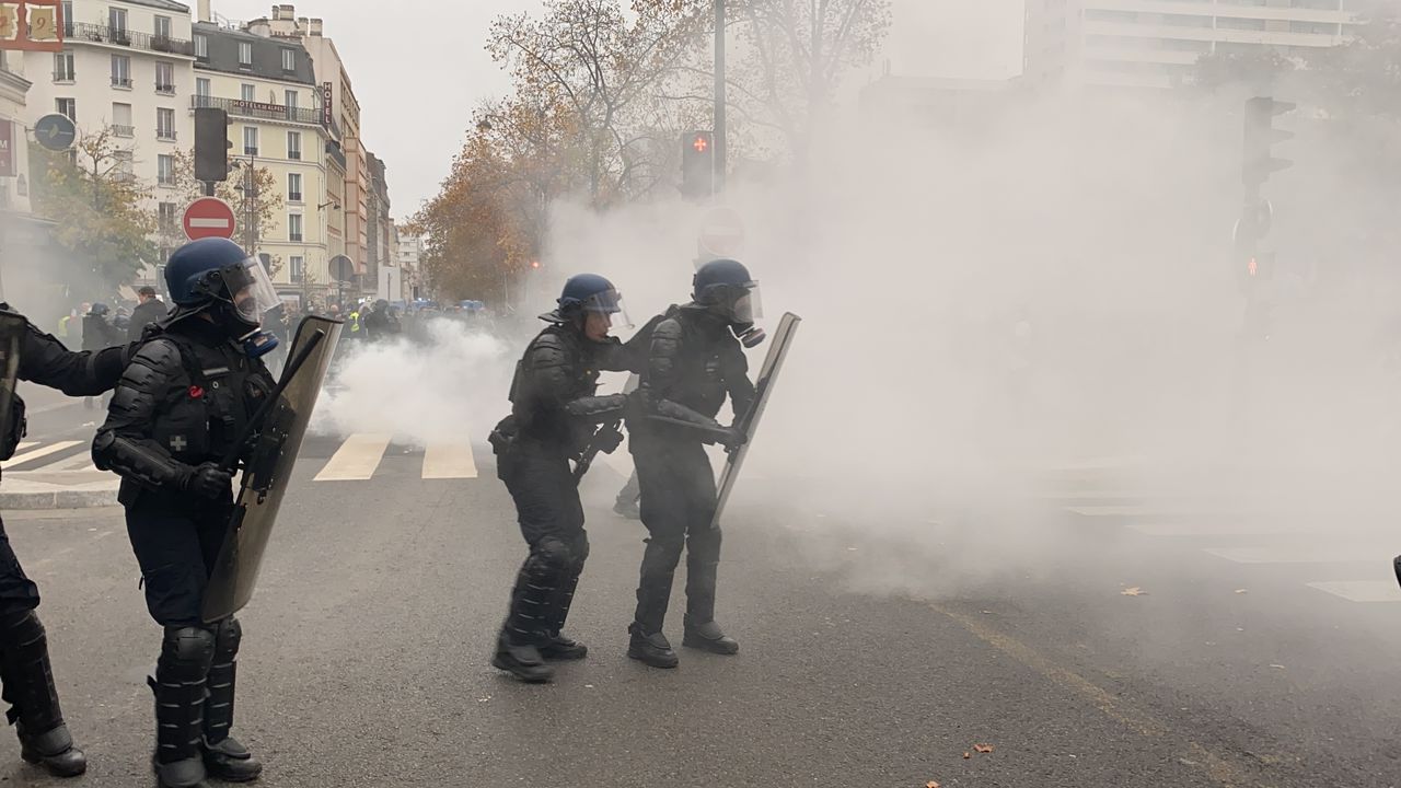 Fransa'da sarı yeleklilerin gösterilerinin 3. yılında şiddet olayları yaşandı 8