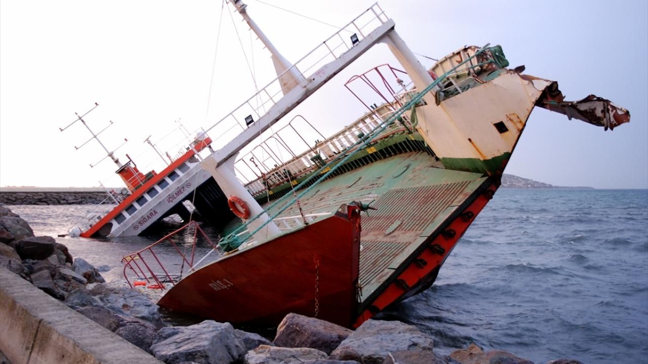Maltepe'de karaya oturan gemi batmaya başladı 1