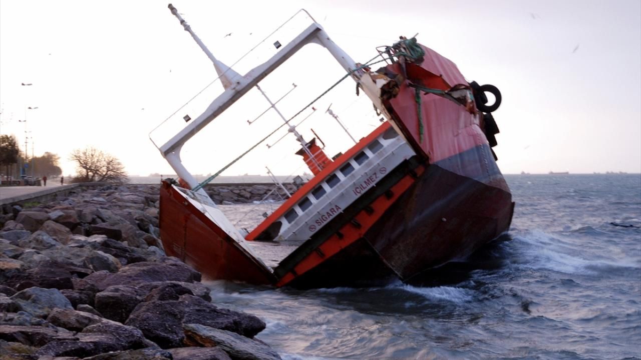 Maltepe'de karaya oturan gemi batmaya başladı 3