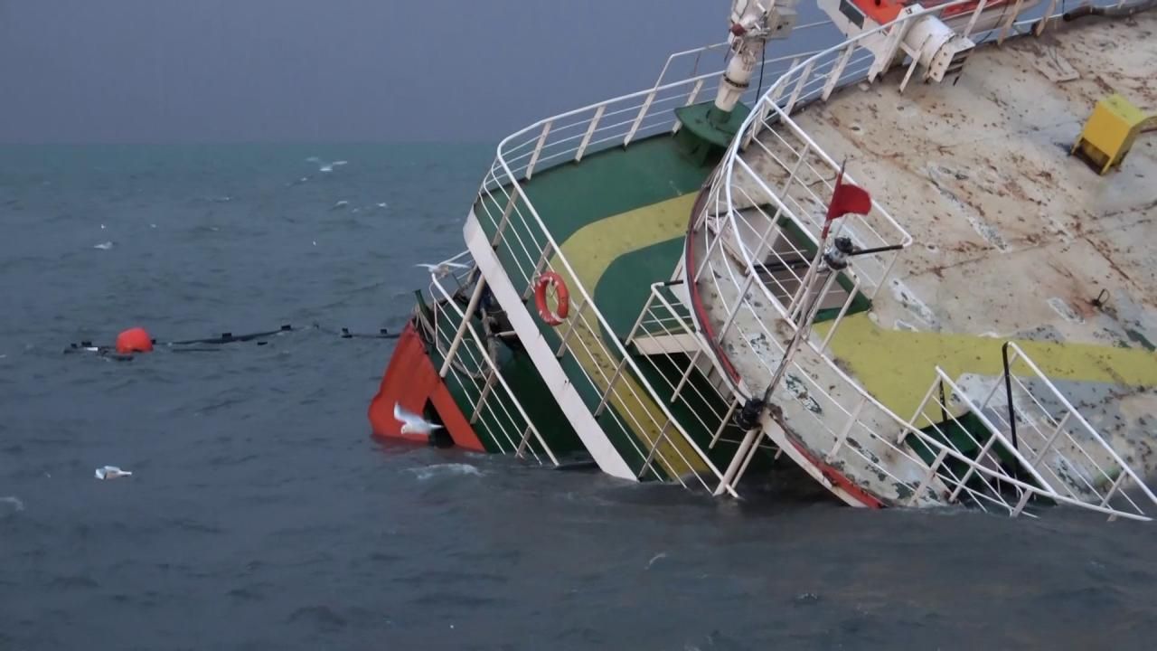 Maltepe'de karaya oturan gemi batmaya başladı 4