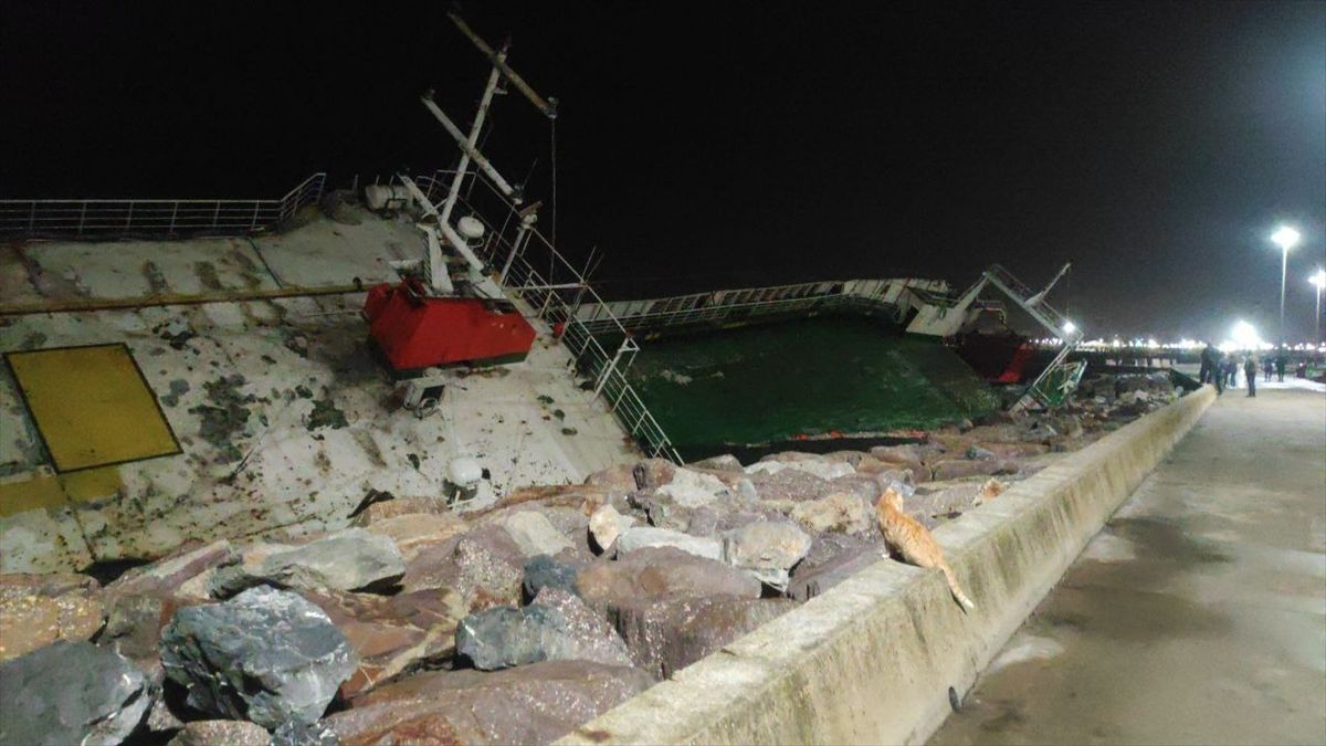Maltepe'de karaya oturan gemi batmaya başladı 7
