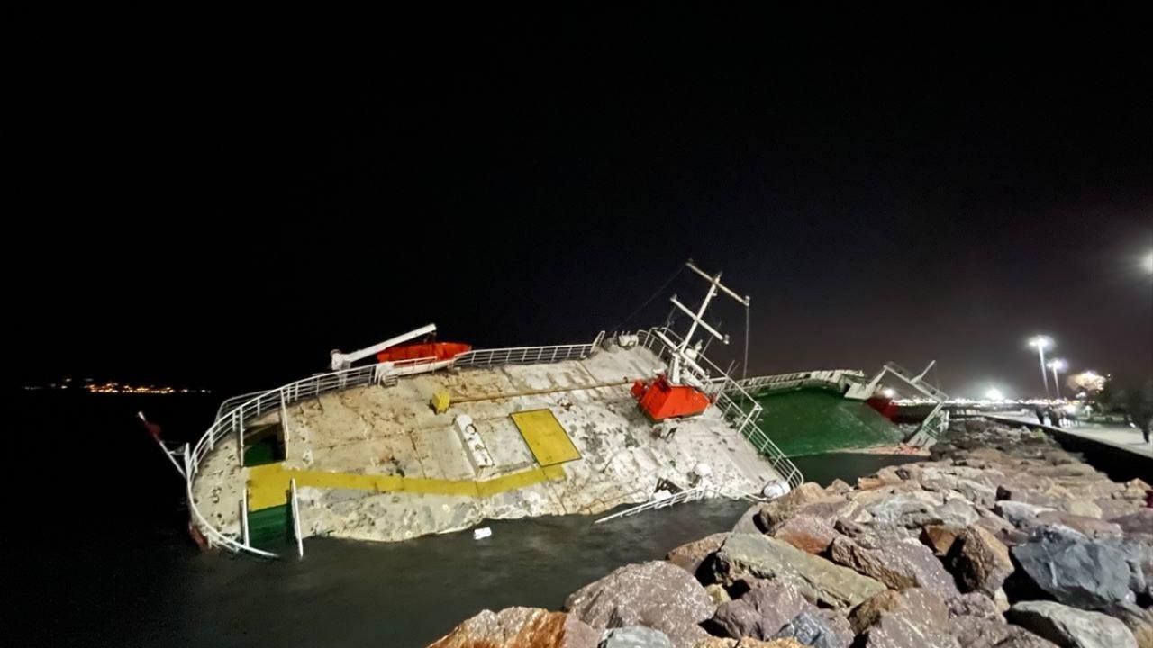 Maltepe'de karaya oturan gemi batmaya başladı 8