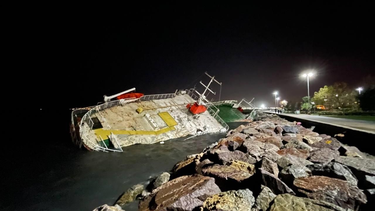 Maltepe'de karaya oturan gemi batmaya başladı 9