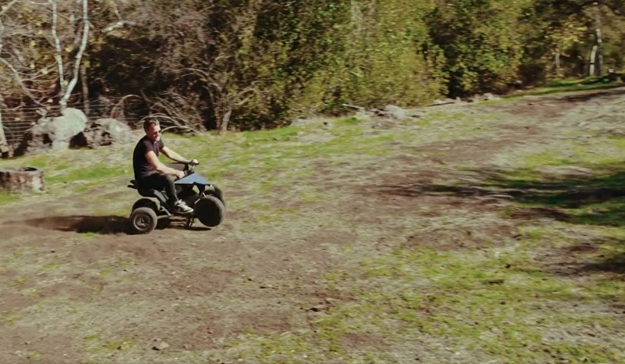 Tesla, çocuklar için geliştirdiği aracı satışa sunuyor 6