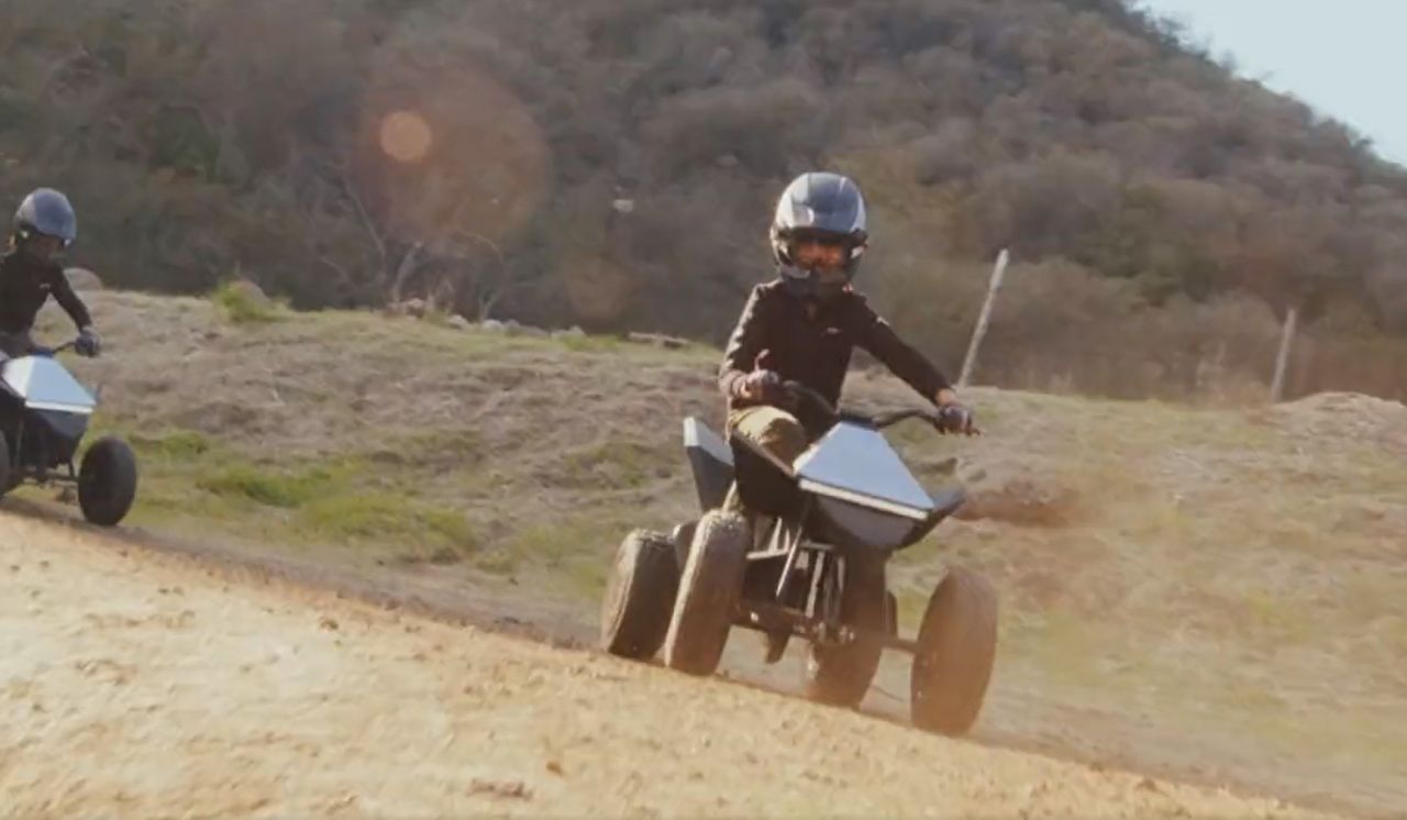 Tesla, çocuklar için geliştirdiği aracı satışa sunuyor 7