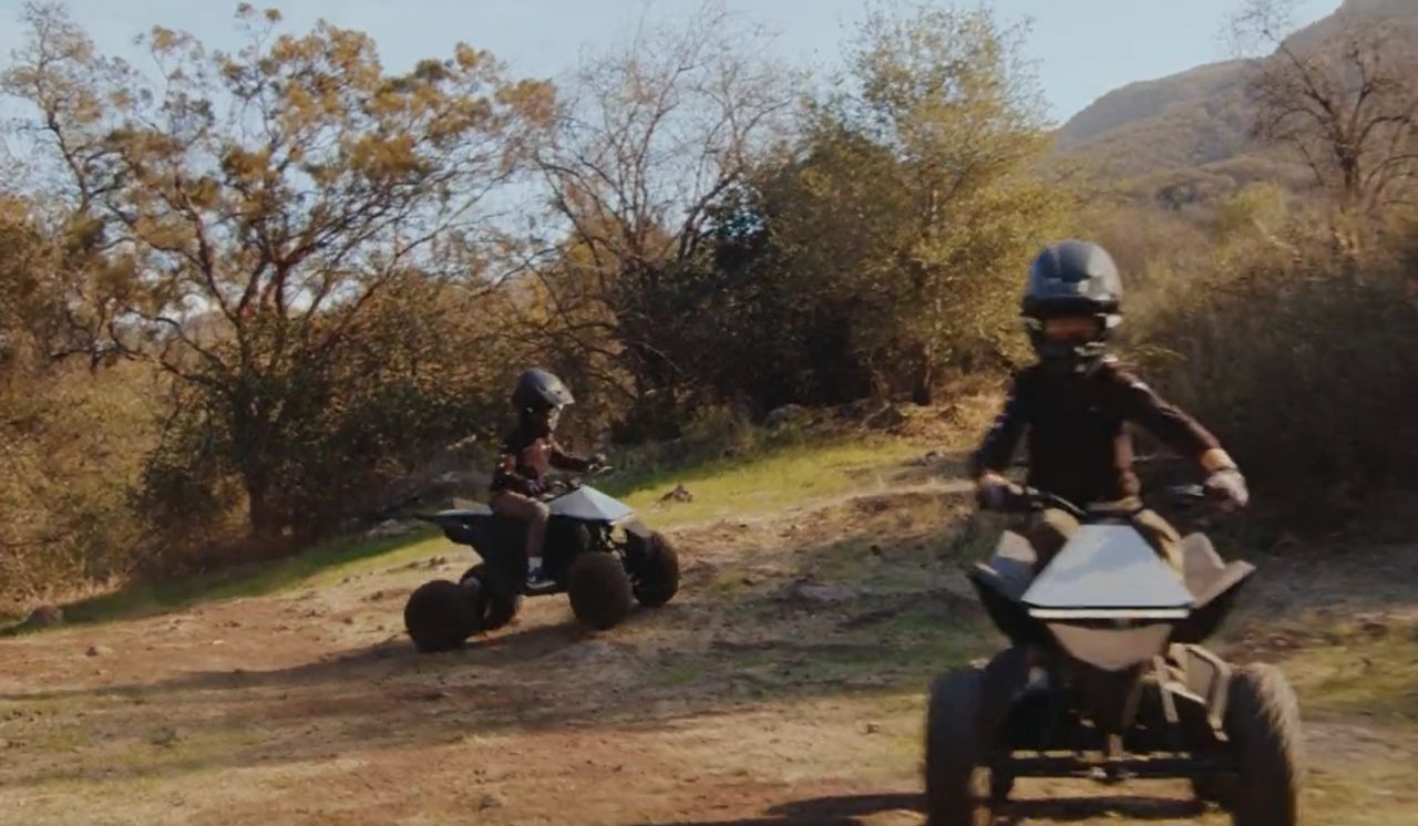 Tesla, çocuklar için geliştirdiği aracı satışa sunuyor 8