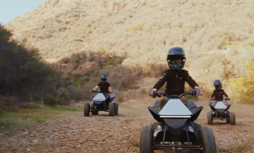 Tesla, çocuklar için geliştirdiği aracı satışa sunuyor 1