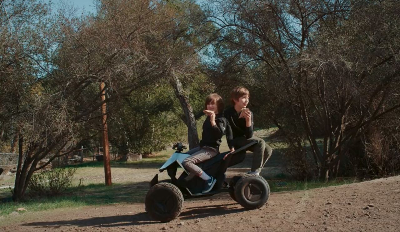 Tesla, çocuklar için geliştirdiği aracı satışa sunuyor 2