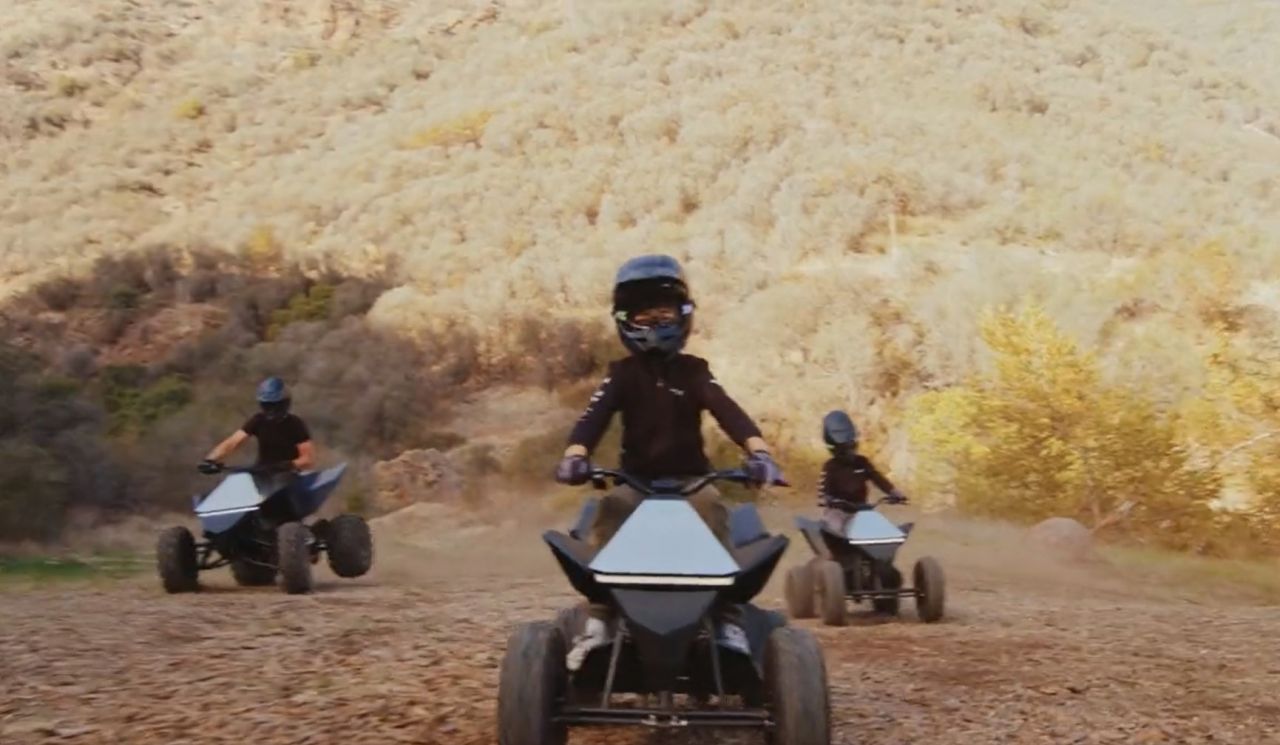 Tesla, çocuklar için geliştirdiği aracı satışa sunuyor 3