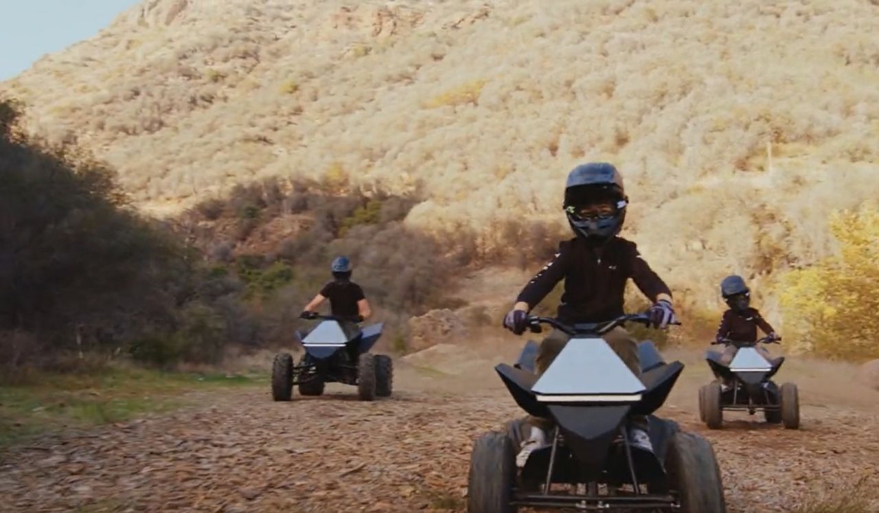 Tesla, çocuklar için geliştirdiği aracı satışa sunuyor 5