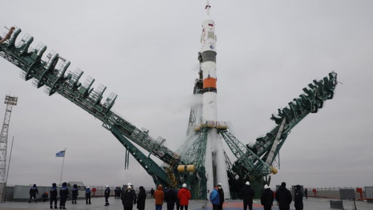 Japon milyarder Maezawa, asistanı ile uzaya gezisine çıktı 1