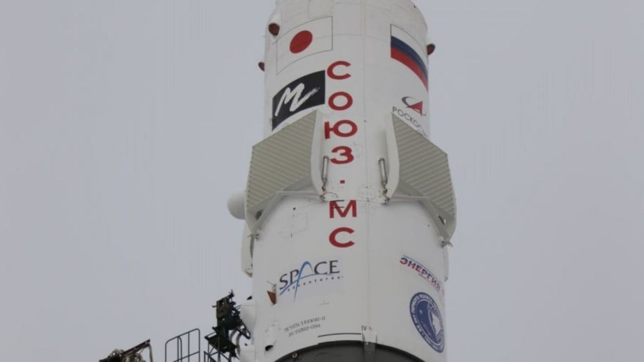 Japon milyarder Maezawa, asistanı ile uzaya gezisine çıktı 7