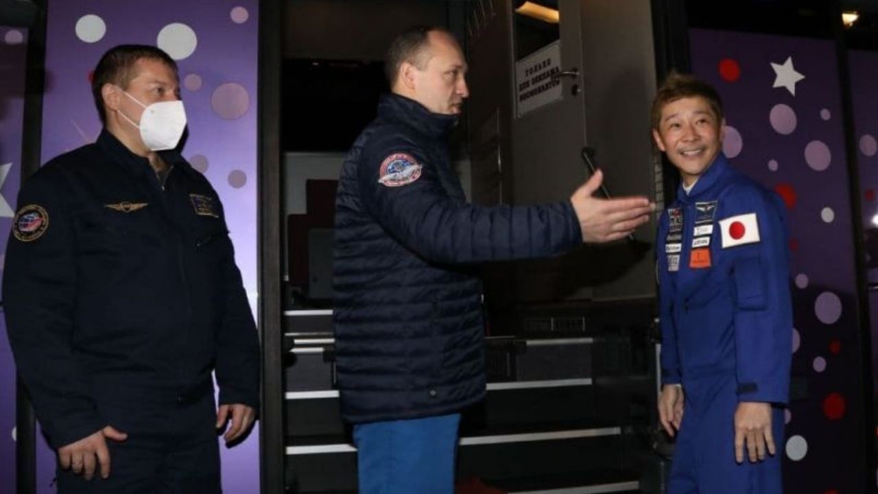 Japon milyarder Maezawa, asistanı ile uzaya gezisine çıktı 3