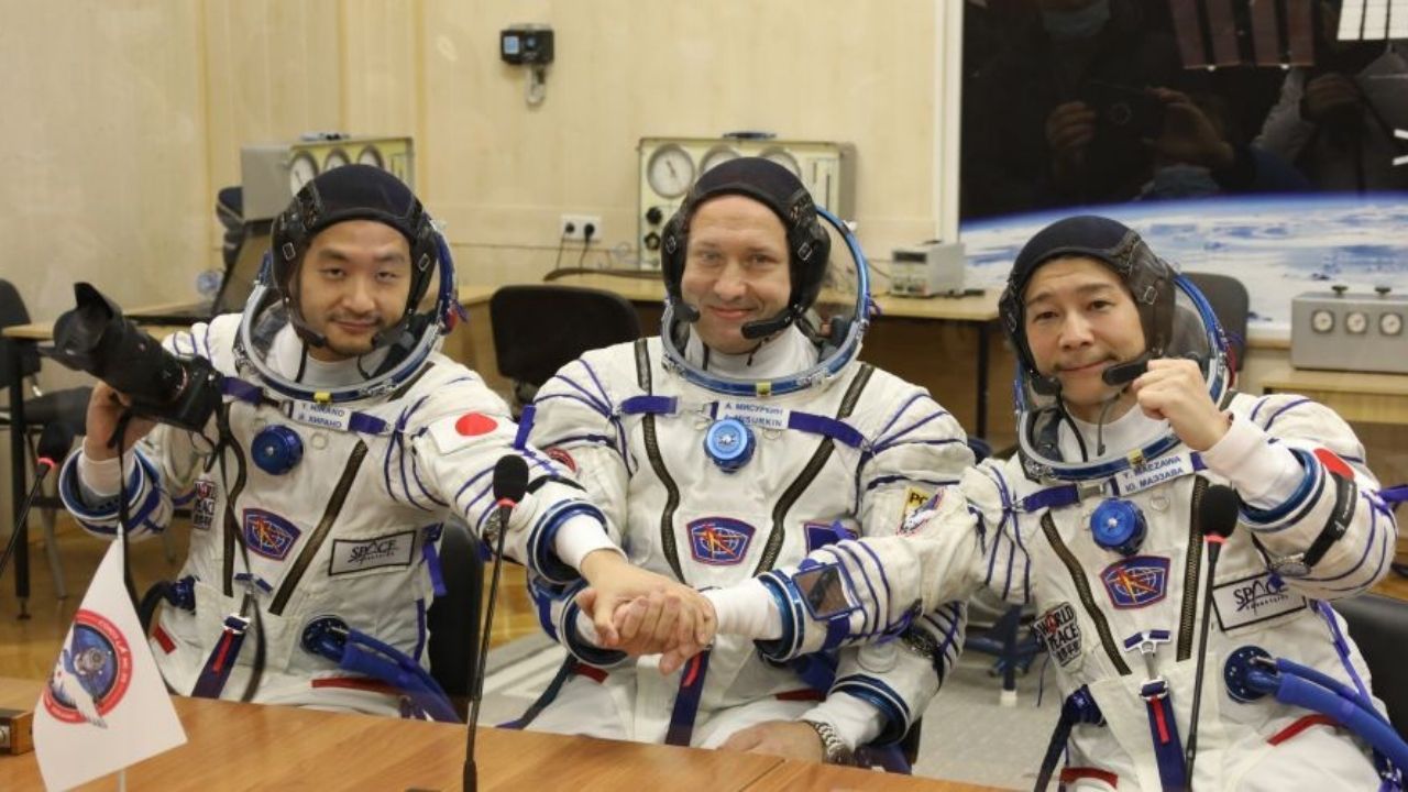 Japon milyarder Maezawa, asistanı ile uzaya gezisine çıktı 5