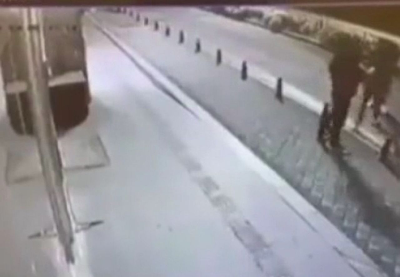 Pantolonunu indirip kadının üzerine işedi 1