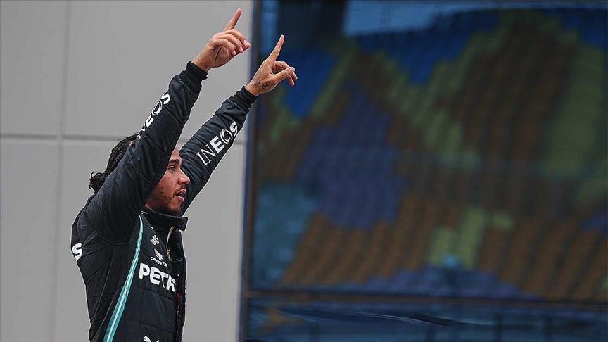 F1 pilotu Lewis Hamilton şövalyelik nişanı aldı 8