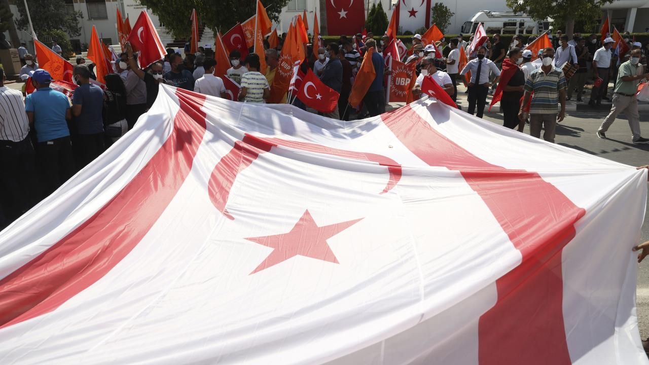 Türk devletlerinin bayraklarındaki 'gizli' mesajlar 12