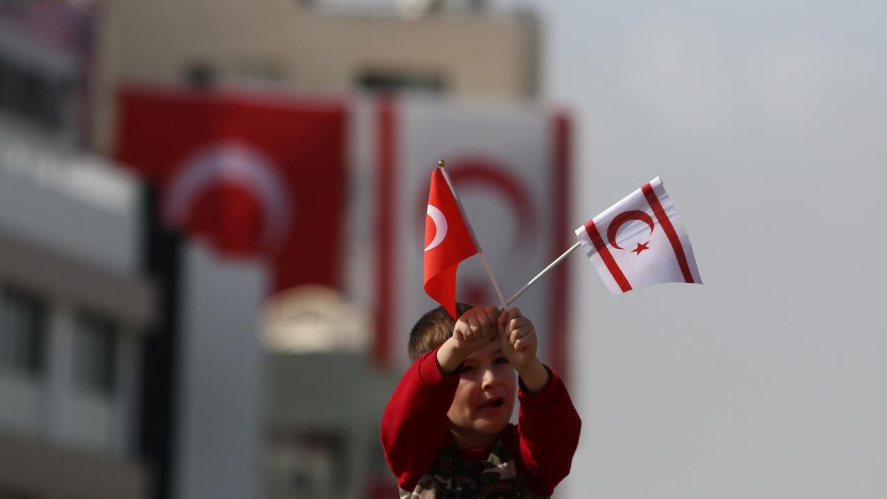 Türk devletlerinin bayraklarındaki 'gizli' mesajlar 13