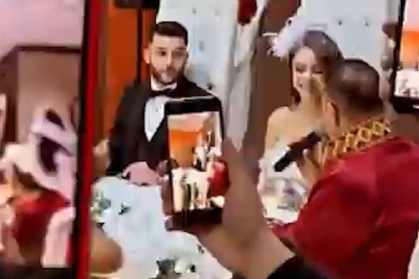 2,5 aylık hamile olduğunu açıklayan Ece Ronay bugün evlendi! 4