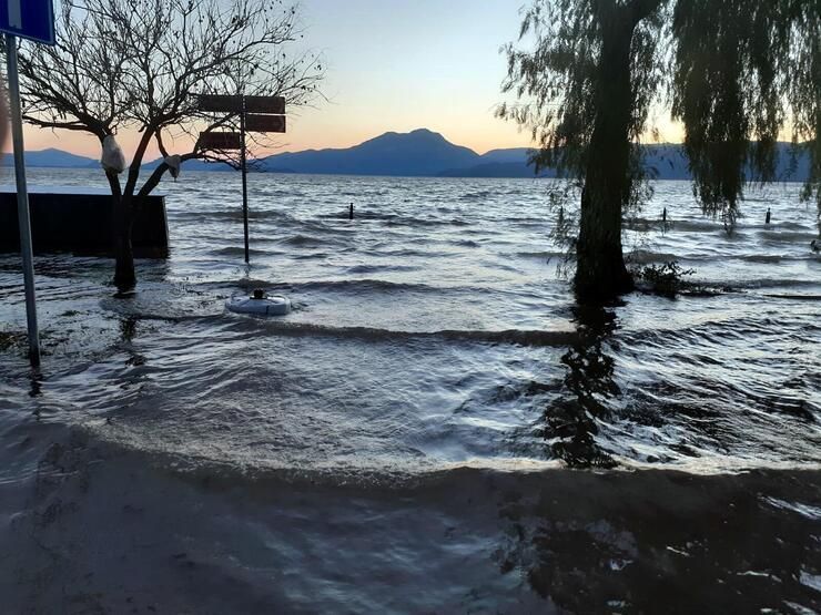 Köyceğiz Gölü taştı, restoranlar su altında kaldı 3
