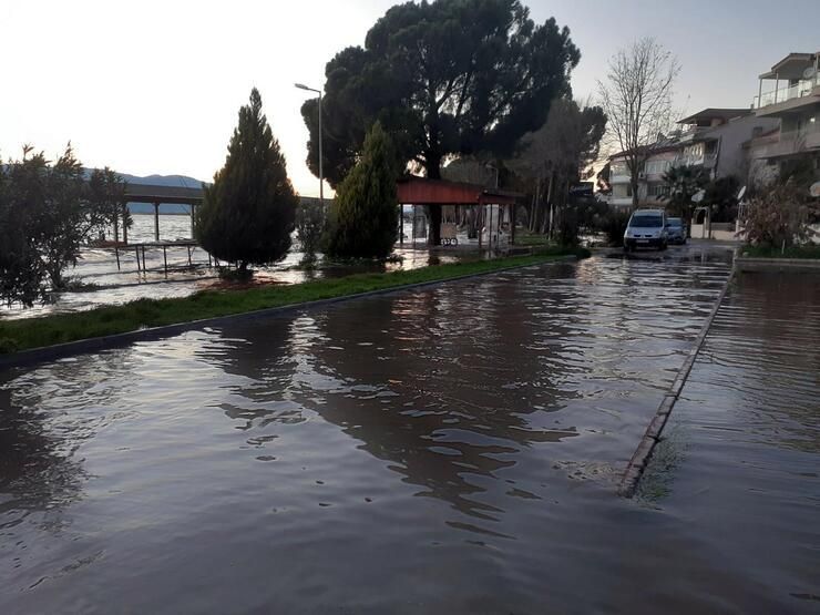 Köyceğiz Gölü taştı, restoranlar su altında kaldı 6