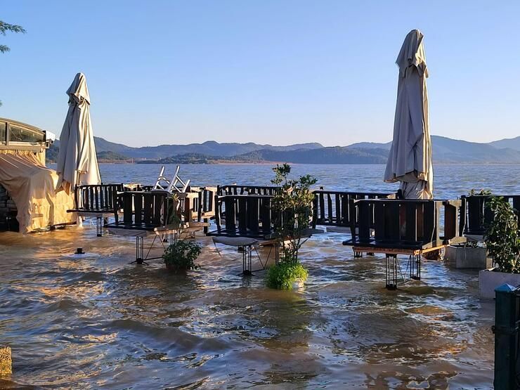 Köyceğiz Gölü taştı, restoranlar su altında kaldı 1